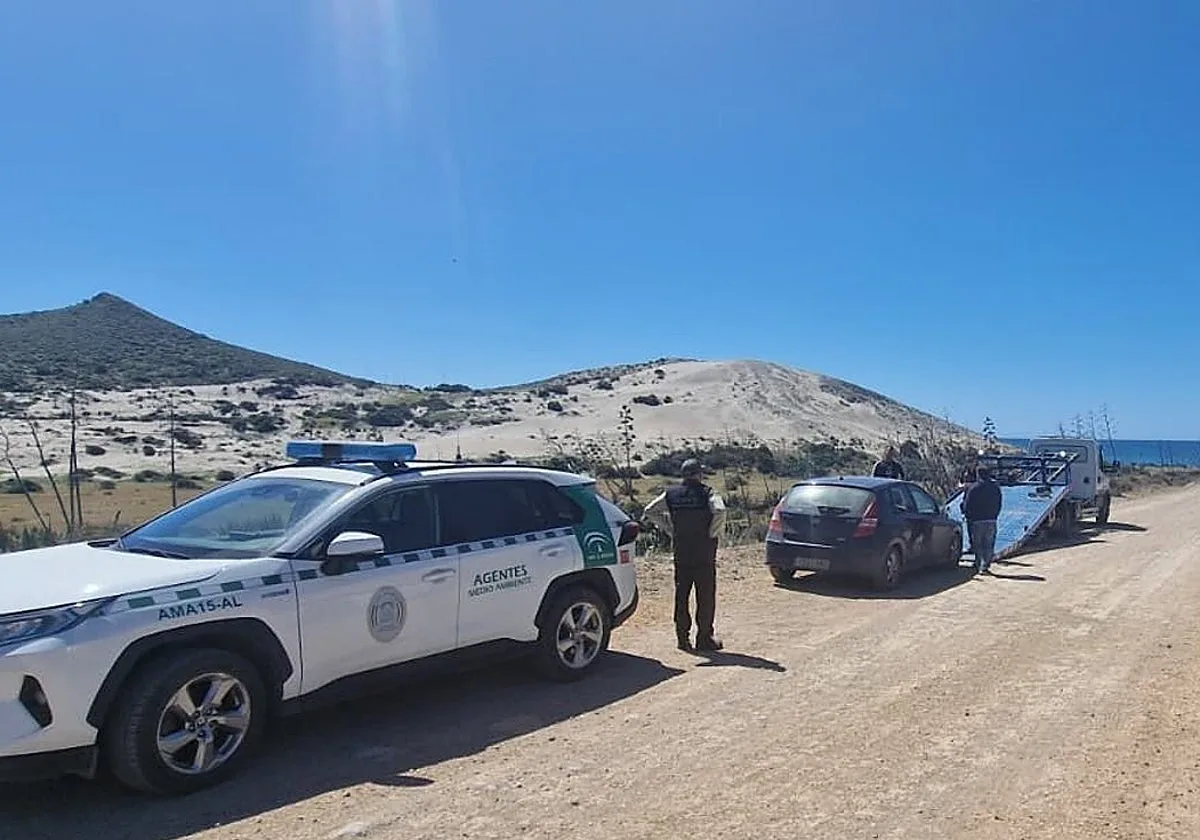 El acceso en coche a las playas reguladas de Cabo de Gata cae un 7,5% en agosto con respecto a 2025