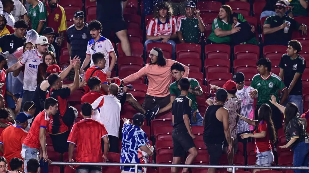 Aficionados de México y Chile protagonizan brutal pelea en Los Ángeles: seleccionados intervienen para detenerla