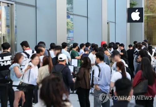 [가보니] "전날 저녁부터 밤샘"…아이폰 18 프로 첫날 오픈런