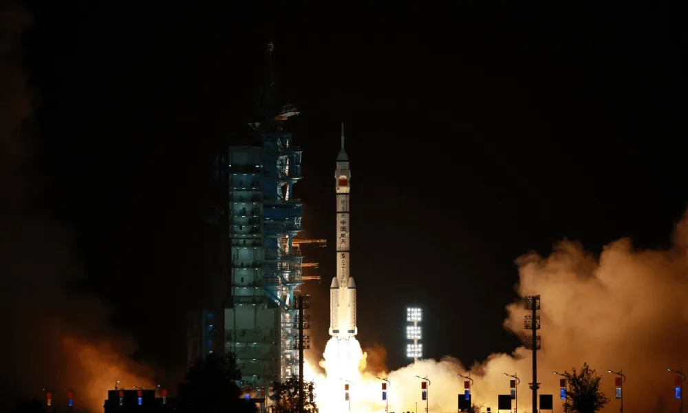 China adia missão lunar que buscaria água no polo sul da Lua