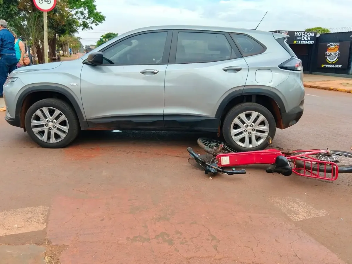 Mulher morre após cair sob carro em acidente com bicicleta elétrica