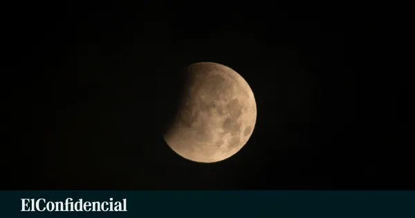 Así se ha vivido el eclipse lunar parcial en España esta madrugada: las espectaculares imágenes