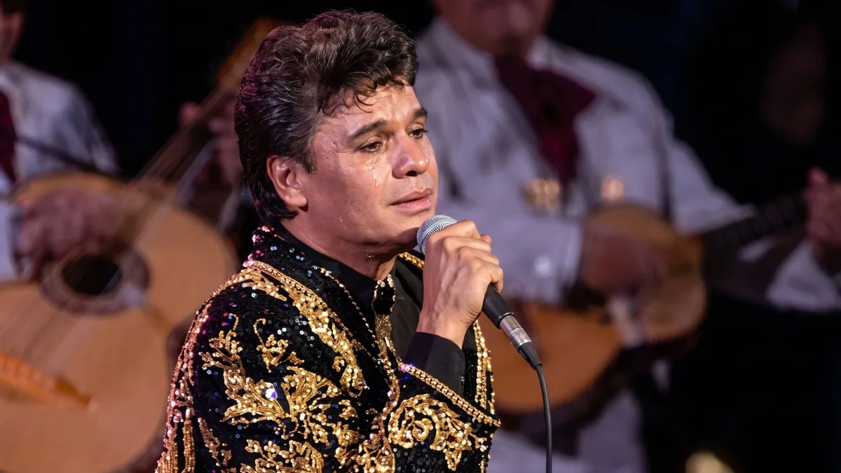 ¿A quién le dedicó “Abrázame muy fuerte” Juan Gabriel?