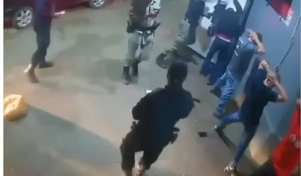 Socos, chutes e coronhadas: câmera flagra agressão de PM durante abordagem em Formosa