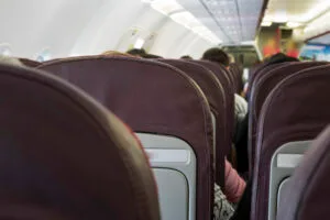 Falha técnica não afasta indenização a passageiros retidos em avião