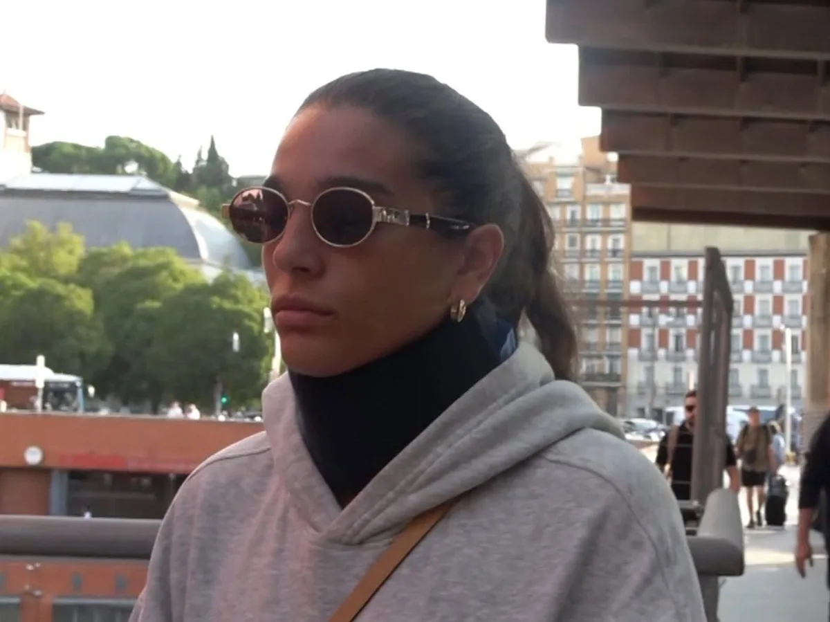 Alma Bollo reaparece con collarín y visiblemente afectada tras su abrupta salida de 'Supervivientes'