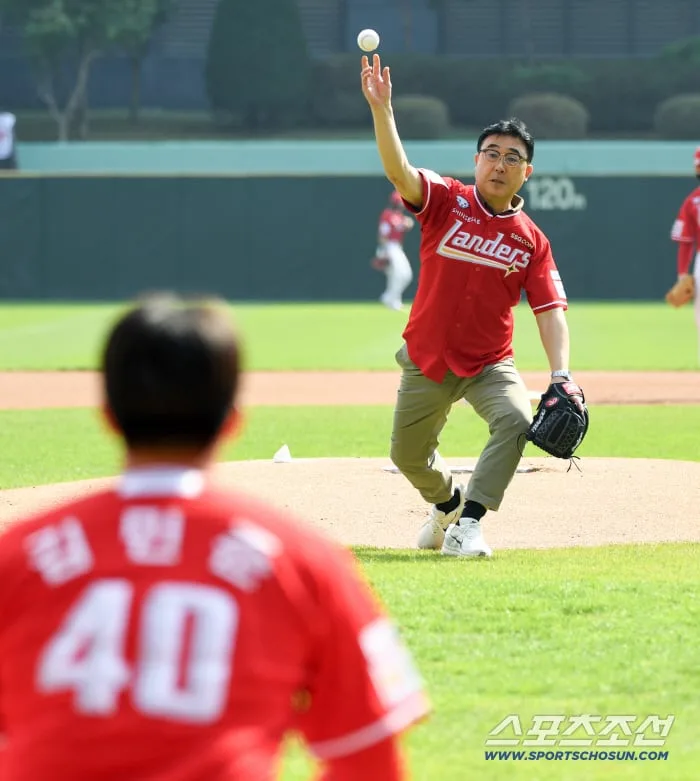 [포토] 김민준 시포 아버지 김석창 씨 시구, 정규시즌 홈 마지막 경기