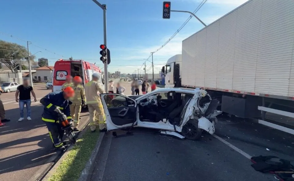 Caminhão desgovernado atinge vários carros parados no semáforo e motorista foge em São José dos Pinhais