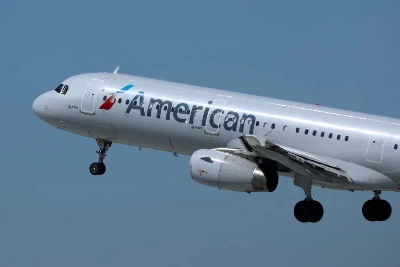 American Airlines anunció que reinstalará pantallas en los respaldos de más de 800 aviones: cuándo empezará el cambio