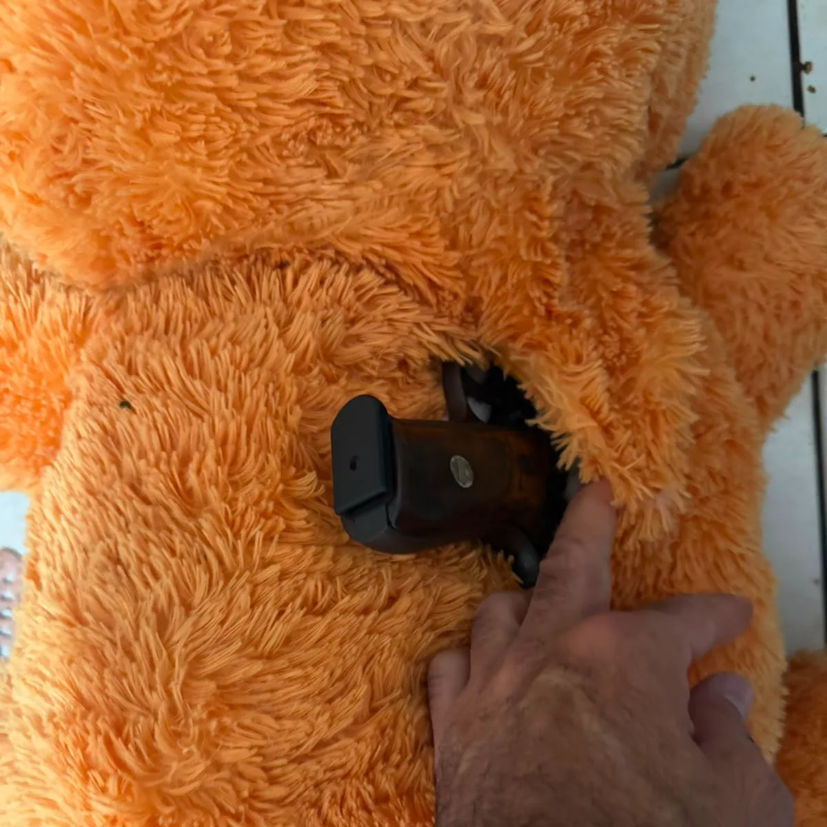 Arma é encontrada escondida em pelúcia durante operação contra tráfico