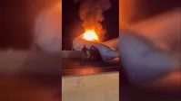 Avião militar cai e pega fogo em área residencial durante exercício nos EUA