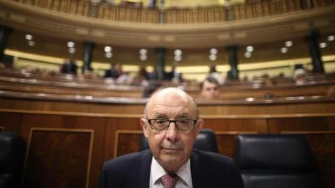 La Audiencia de Tarragona se lava las manos con Montoro: dice que es el Supremo quien debe decidir la competencia del caso