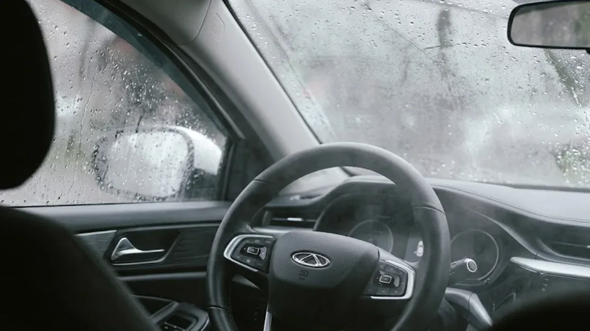 Como desembaçar o vidro do carro no frio sem ligar o ar-condicionado