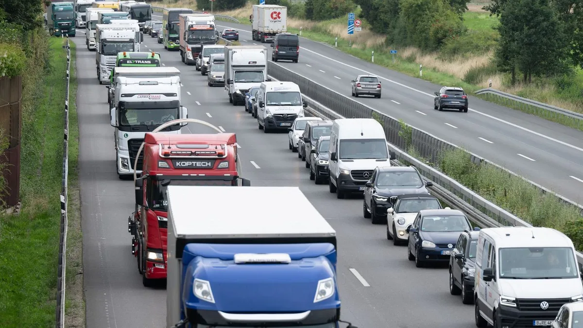 Reiseverkehr auf Autobahnen: ADAC: Weniger Stau in der Ferienzeit
