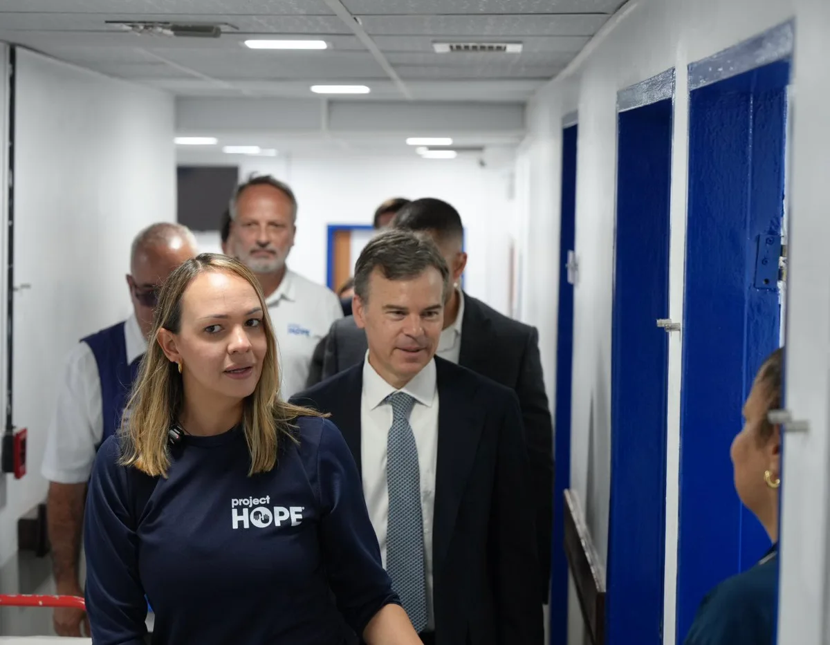 John Barrett anunció entrega de equipos médicos para atención primaria en Caracas