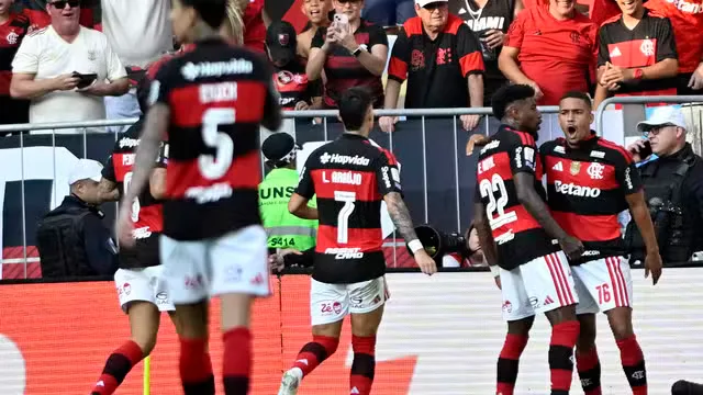 Flamengo goleia Botafogo e segue na perseguição ao líder Palmeiras