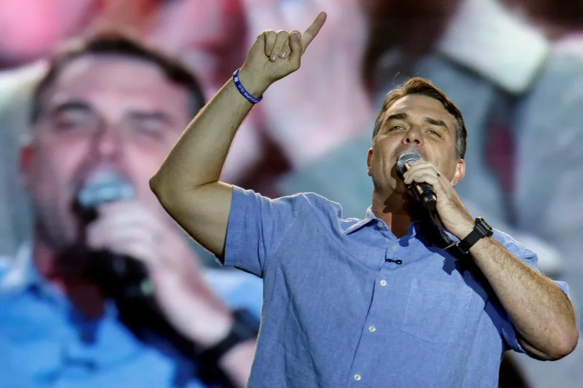 TSE restabelece filiação de Flávio Bolsonaro e libera candidatura
