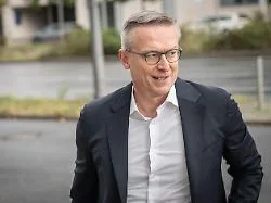 Gewinnbringende Technologie: Wildberger fordert Steuer auf KI-Umsätze