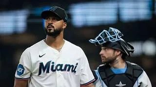 ¡Dominio total! Sandy Alcántara rompe el empate y lidera la MLB en este apartado