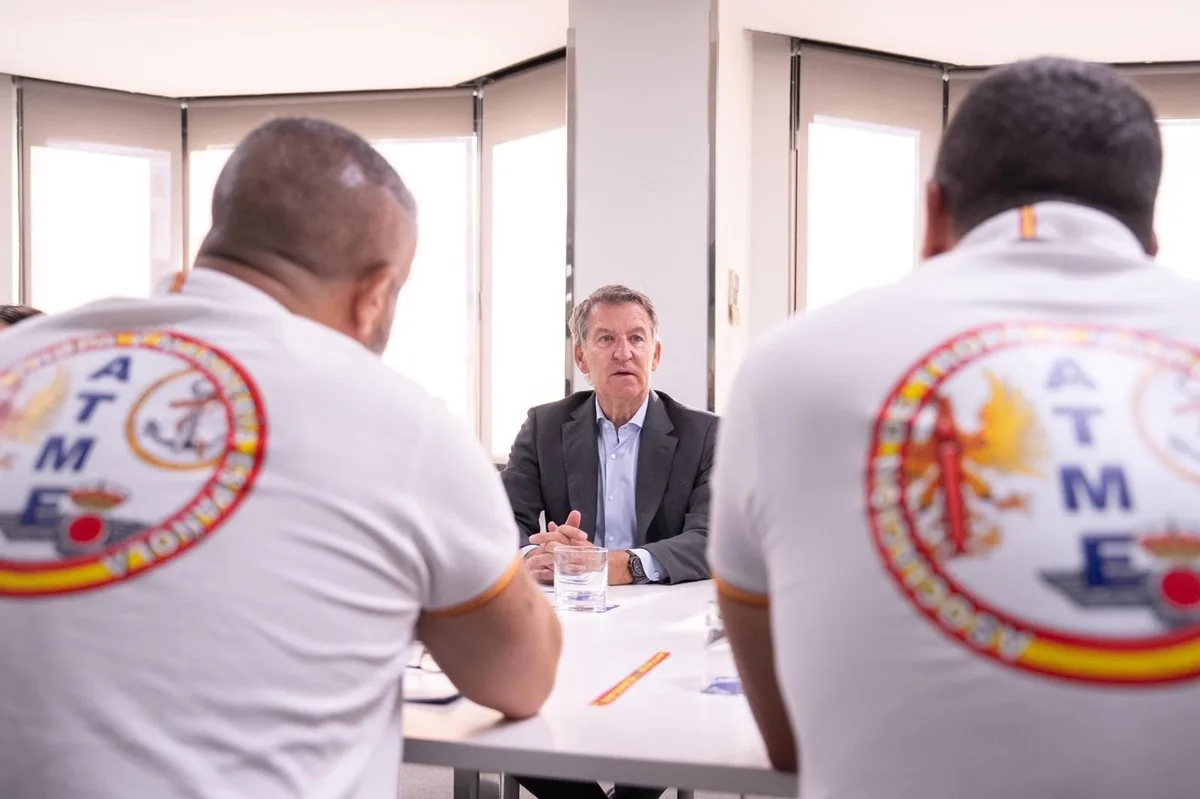 Feijóo se reúne con una asociación de militares para apoyar su labor en Ceuta e insiste en que sean agentes de autoridad