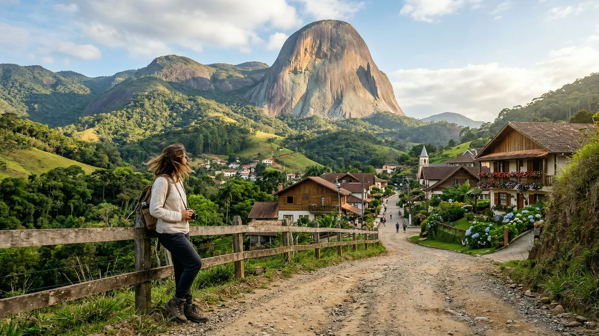 Cidade serrana a poucas horas do litoral reúne montanhas próximas dos 2.000 metros, pousadas charmosas, cafés e uma enorme pedra que muda de cor durante o dia