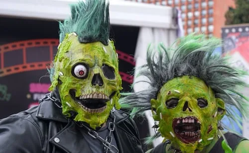 Familias dedican horas a preparar sus disfraces para la Marcha Zombie 2026; Monumento a la Revolución, el punto de reunión