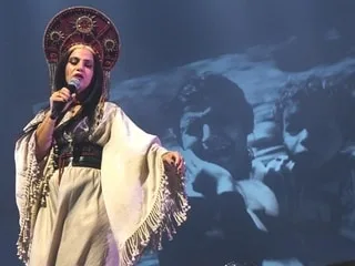 « J’ai appris la sororité » : Emel, voix de la révolution tunisienne, pointe la misogynie de l’industrie musicale