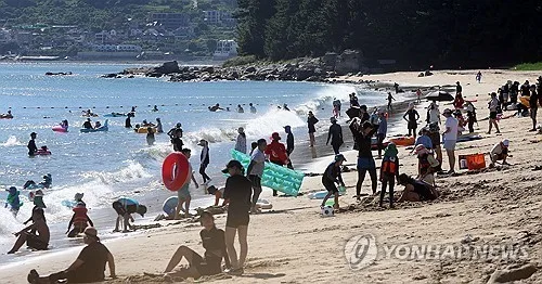 경남 해수욕장 115만명 방문 '흥행'후 폐장…극한호우 상처 남아