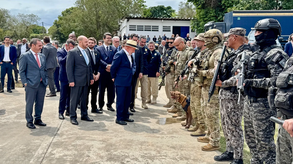 Lula apresenta força-tarefa para combater roubo de cargas nas rodovias federais do RJ