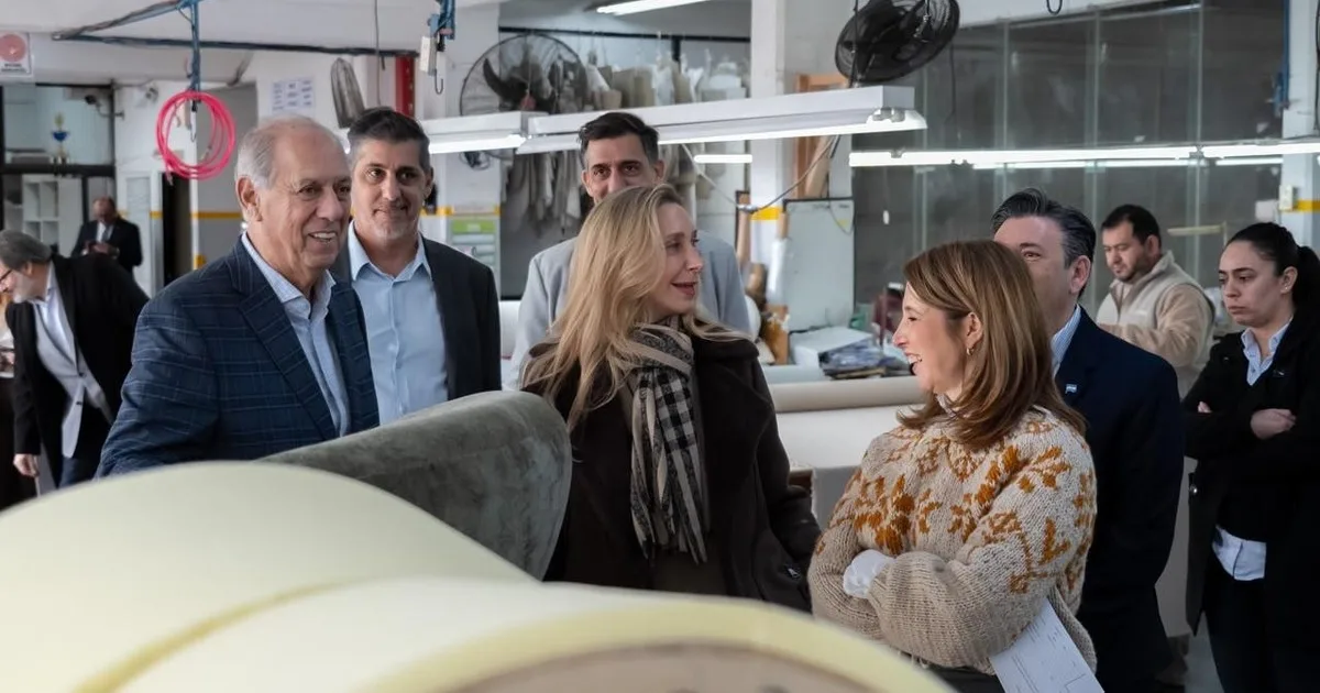 Karina Milei se pone al frente de las recorridas por la Ciudad y visitó una fábrica de muebles en Lugano