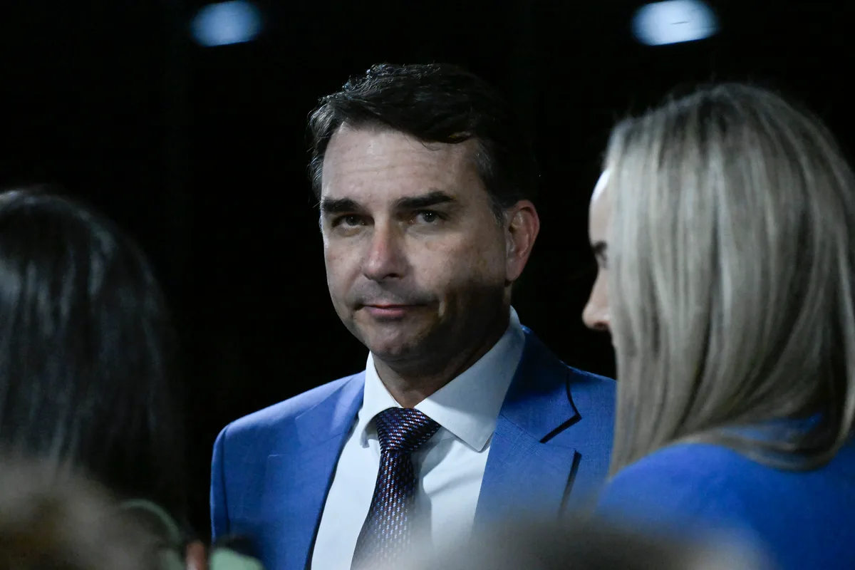 Missão diz ser 'vítima' e que alertou gabinete de Flávio Bolsonaro 10 dias antes sobre tentativa de fraude