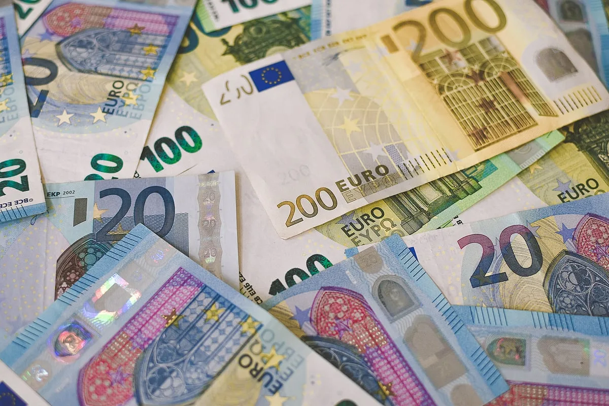 Salário de 1.000 euros paga 34 euros de IRS em novembro sobre salário e subsídio de natal