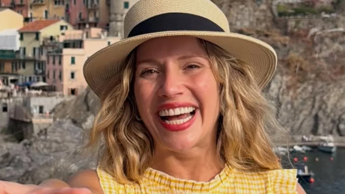 Laurita Fernández espoileó las tres claves de la moda del verano 2027: microbikini, total denim y short de lino