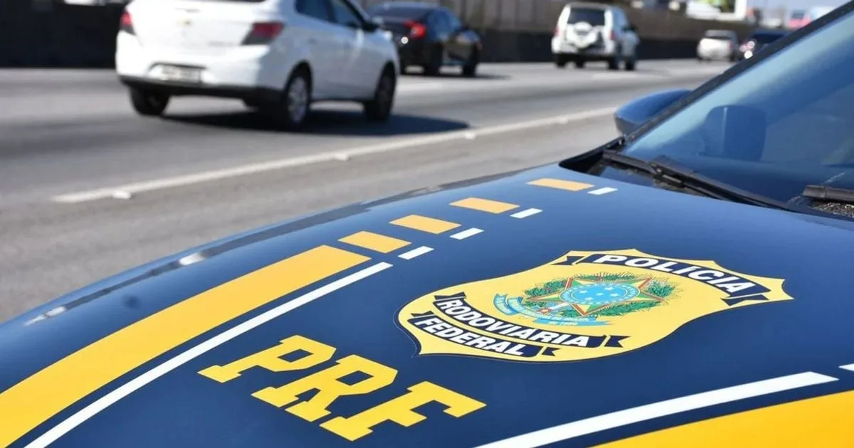 Carreta tomba na BR 101 em Anchieta e motorista fica gravemente ferido