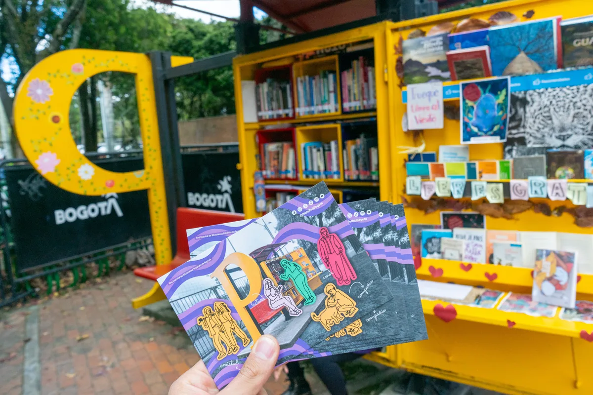 ‘11 Paraderos ParaLibros ParaParques’ de Bogotá tendrán wifi gratuito, paneles solares y más de 300 libros para fomentar lectura y acceso digital