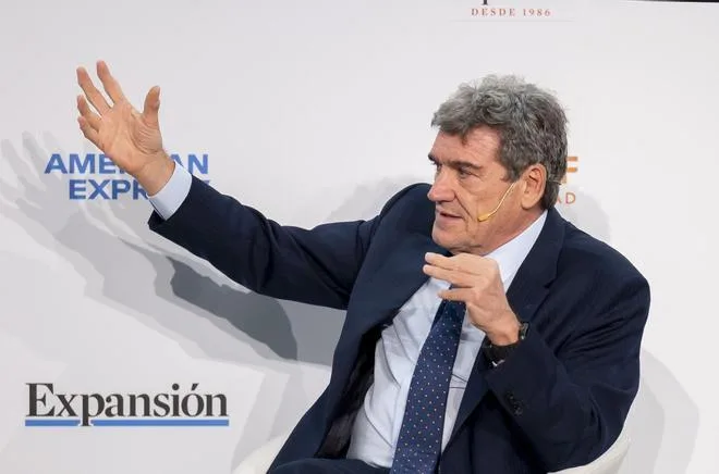 El juez Calama investigará si la Seguridad Social "acreditó" que Plus Ultra no tenía deudas tras una reunión entre Zapatero y Escrivá