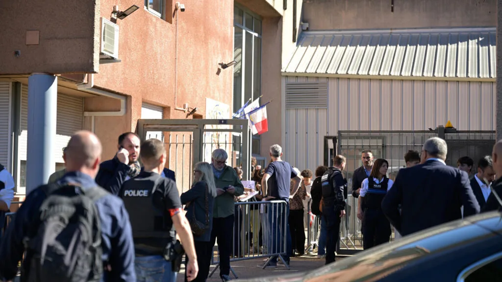 Adolescente abre fogo em escola no sul da França e fere duas pessoas