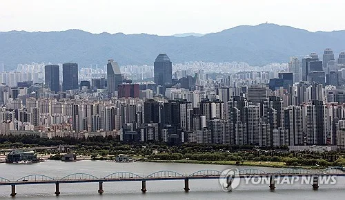 기준금리 연속 인상에 주택 거래 더 위축…"집값 하락은 제한적"