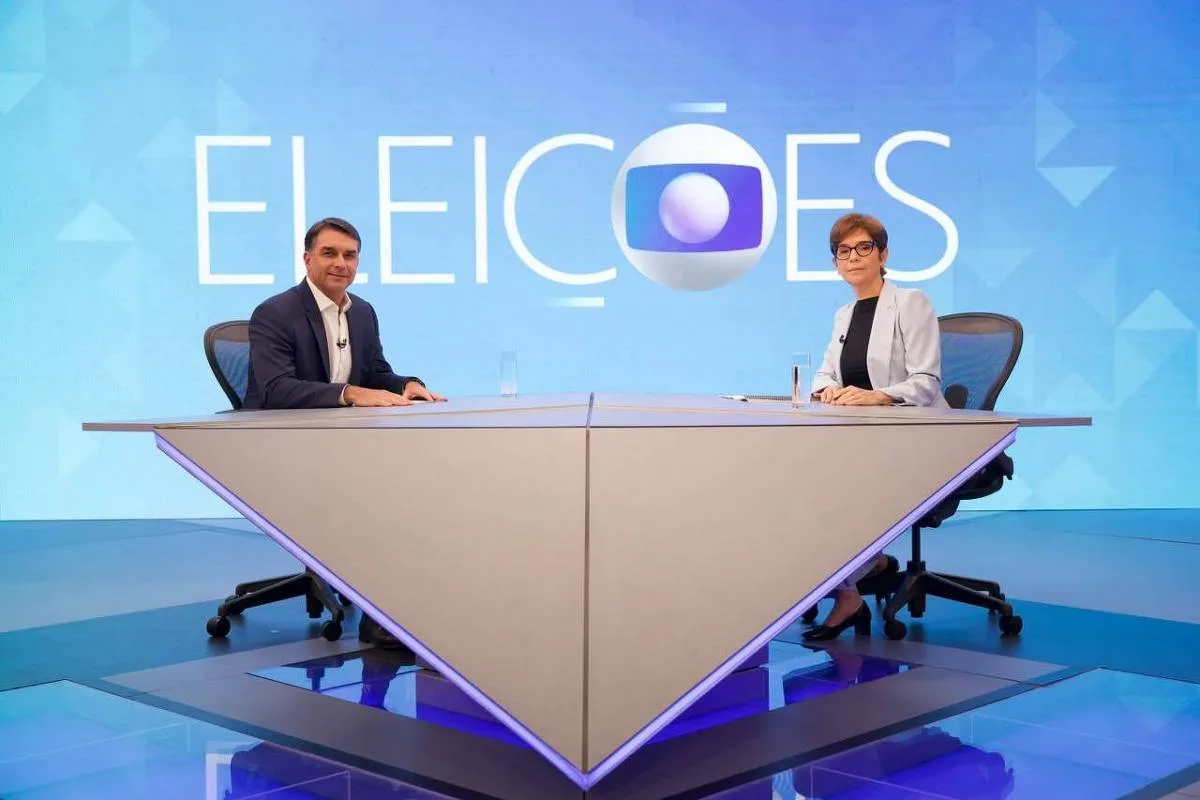 Flávio Bolsonaro nega Eduardo chanceler e diz que 'não está no radar' nomear Jair