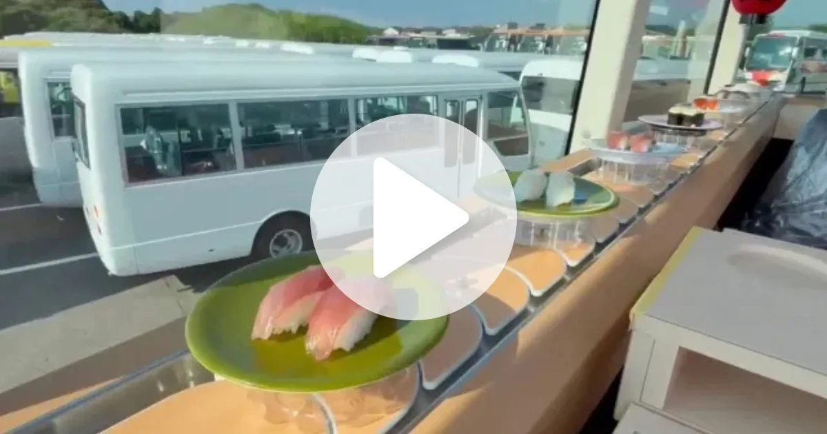 Japão lança primeiro ônibus do mundo com esteira de sushi e impressiona a todos ao revelar que os passageiros poderão comer à vontade enquanto fazem um passeio turístico por Tóquio