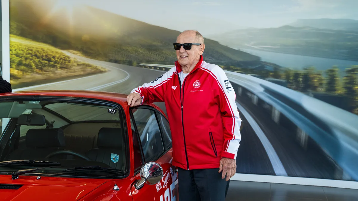 Tiene 96 años, es piloto y volvió a correr en la Argentina tras ser campeón seis décadas atrás
