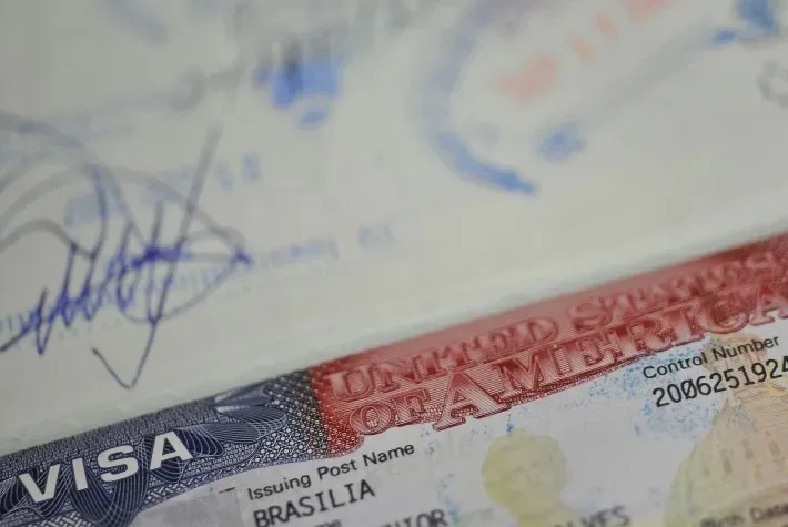 Governo dos EUA deve revogar vistos de quem pediu asilo; entenda