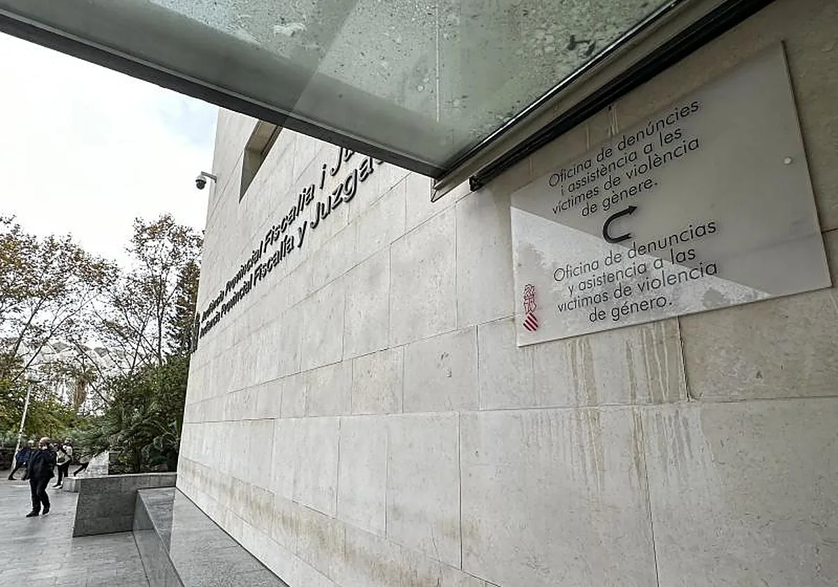 Piden 15 años de cárcel para un hombre por agredir sexualmente a una vecina tras negarse a hacer un trío