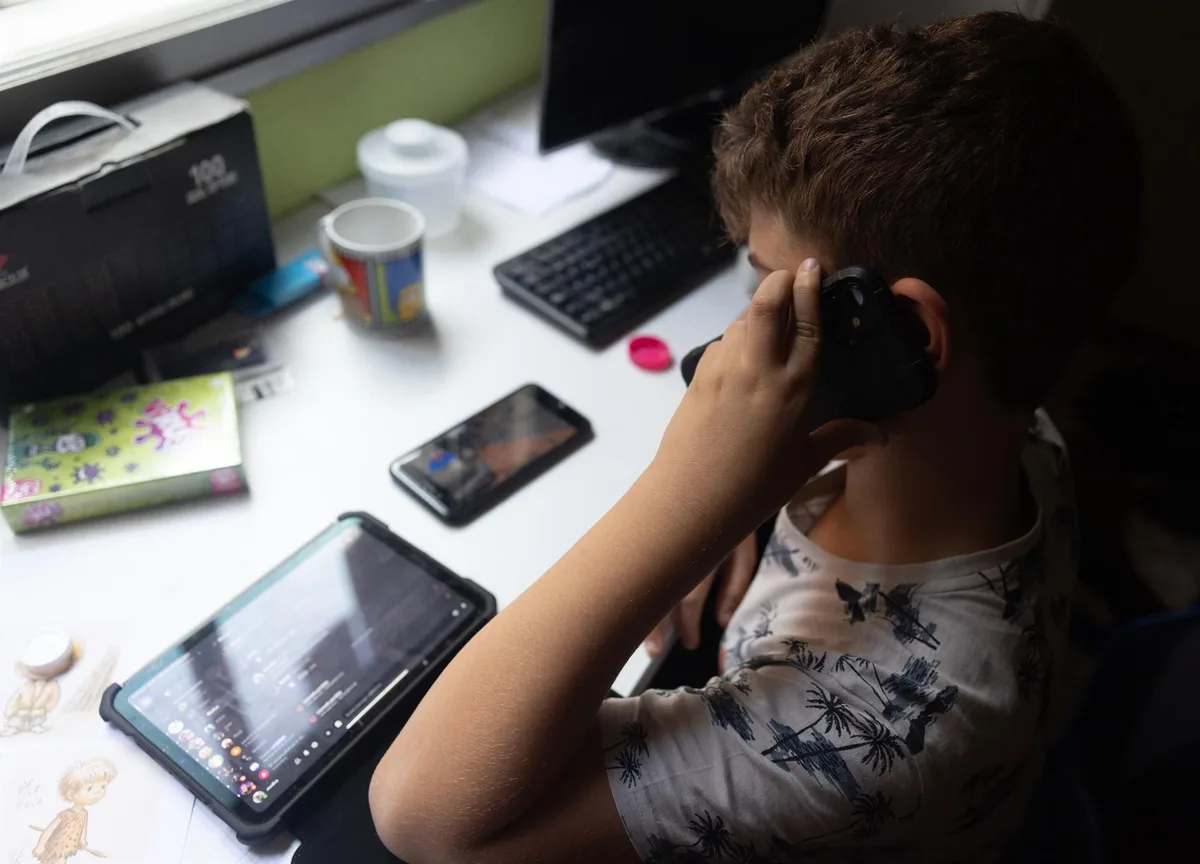 Así funciona Kids Act, la ley europea propuesta que limita el acceso a internet a niños y adolescentes para evitar depresión y adicciones