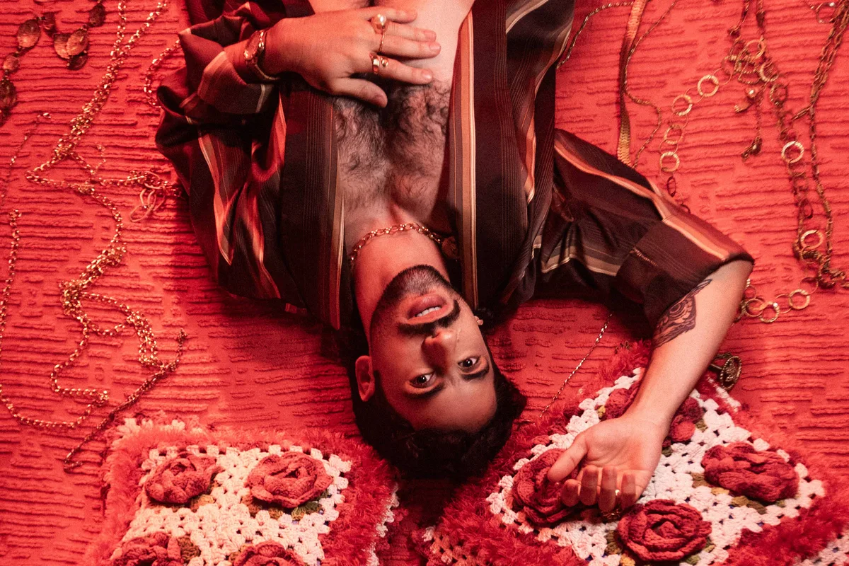 Romero Ferro mistura baião, brega funk e MPB em novo álbum 'Ouro'