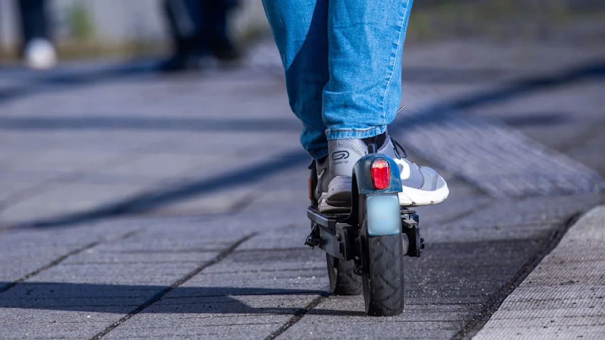 Mit frisiertem E-Scooter - Roller-Rüpel (14) fährt Polizisten um