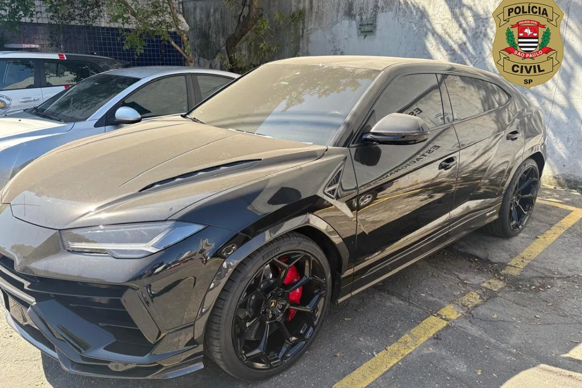 Polícia apreende carro de luxo em operação sobre lavagem de dinheiro do PCC que prendeu Deolane Bezerra