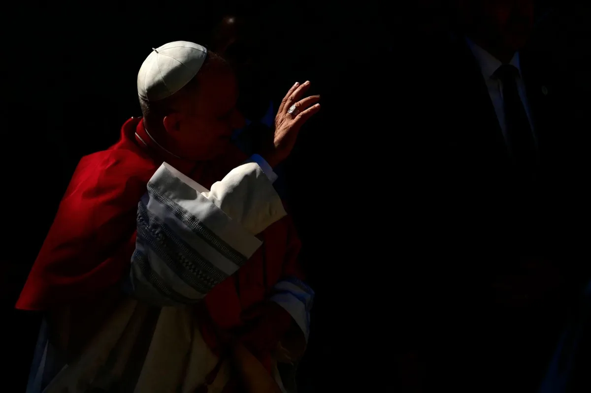 ¿Quién manda en el Vaticano cuando no está el Papa? La pregunta que volvió a escucharse cuando León XIV estaba en el quirófano