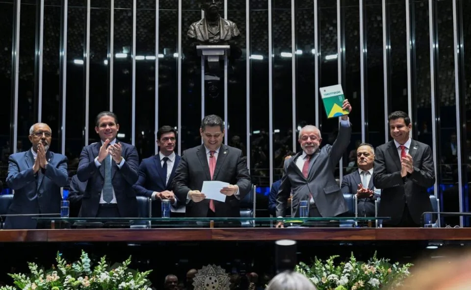 Congresso promulga PEC que põe fim à escala 6×1 em sessão com Lula: “Dia histórico”
