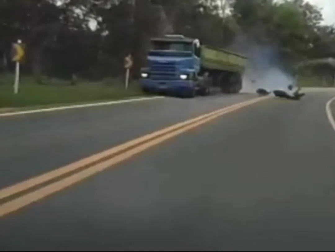 Motociclista morre ao bater em carreta durante ultrapassagem em São Mateus
